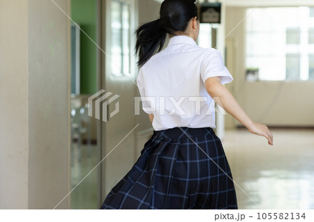 ダッシュで走る女子高生 105582134