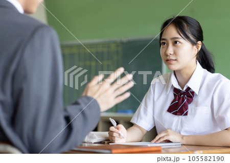 先生と面談をする女子高生 先生と面談をする女子高生 105582190