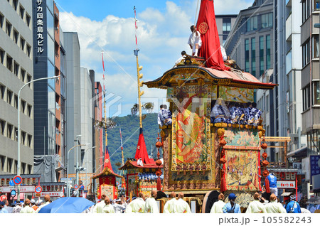 京都祇園祭 山鉾巡行を終えた四条通の賑い 105582243
