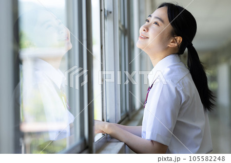 窓の外を見上げる女子高生 窓の外を見上げる女子高生 105582248
