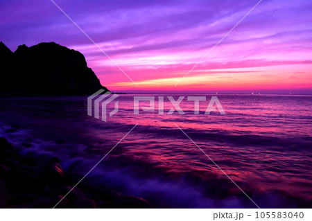 玄海国定公園　糸島　芥屋の大門の夕焼け 105583040