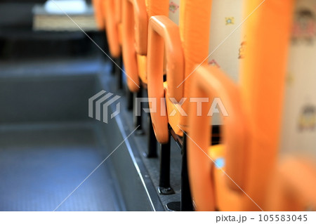 幼稚園バスの車内 105583045