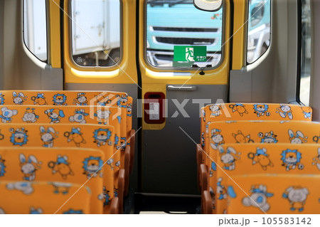 幼稚園バスの車内（非常口） 105583142