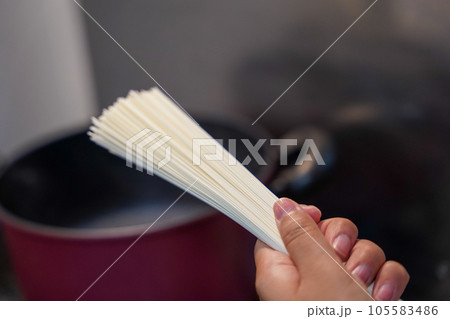 そうめんを手に持つ そうめんを手に持つ 105583486