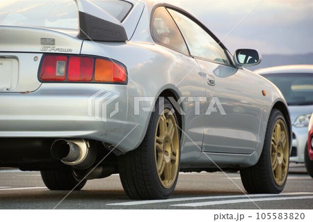 自動車イメージ　トヨタセリカGT-FOURの斜め後ろアングル 105583820