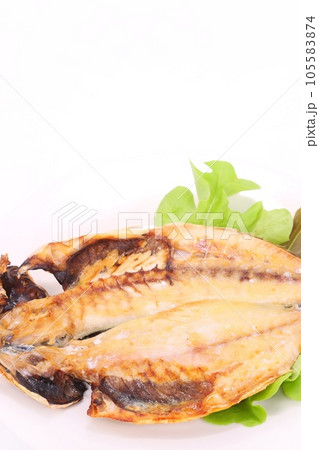 鰺の干物 アジの開き 焼き魚 明るい背景 鰺の干物 アジの開き 焼き魚 明るい背景 105583874