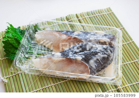 透明のパック入り銀だらの粕漬け 105583999
