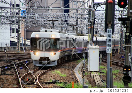 名古屋と長野を高速で結ぶ… 振り子式【特急しなの』383系 105584253