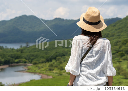 夏の赤城山 鳥居峠からの風景を眺める女性 夏の赤城山 鳥居峠からの風景を眺める女性 105584618