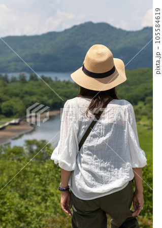 夏の赤城山　鳥居峠からの風景を眺める女性 105584619