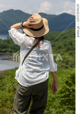 夏の赤城山　鳥居峠からの風景を眺める女性 105584620