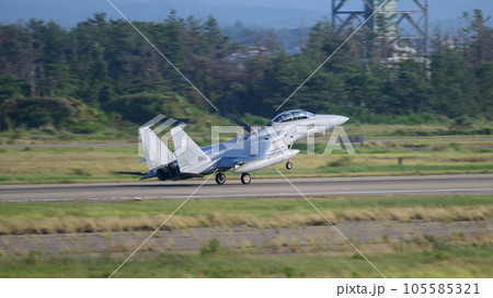 航空自衛隊第303飛行隊F-15DJイーグル着陸 105585321
