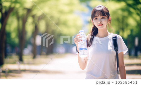 水分補給する女性 105585451