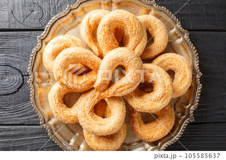 Italian cookies Piedmontese Torcetti sprinkled with sugar close-up on a plate. Horizontal top view 105585637