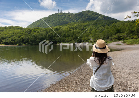 夏の赤城山　小沼から見る地蔵岳と麦わら帽子の女性 105585734