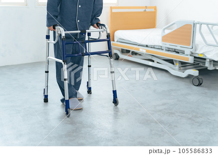 歩行器を使ってリハビリする男性 105586833
