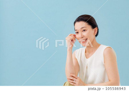 ビューティー 女性 ブルーバック ビューティー 女性 ブルーバック 105586943