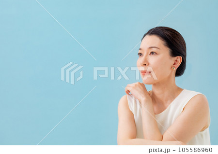 ビューティー　女性　ブルーバック 105586960