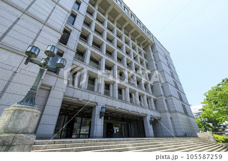 大阪市北区中之島　新緑の大阪市役所（東玄関） 105587259