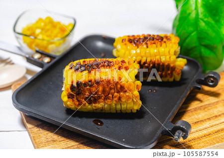 ホットサンドメーカーで焼くトウモロコシ 105587554