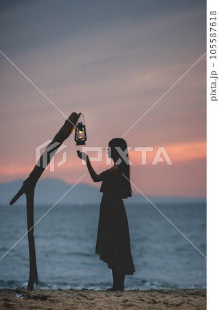 夕暮れの海と空とランタンとシルエット 夕暮れの海と空とランタンとシルエット 105587618