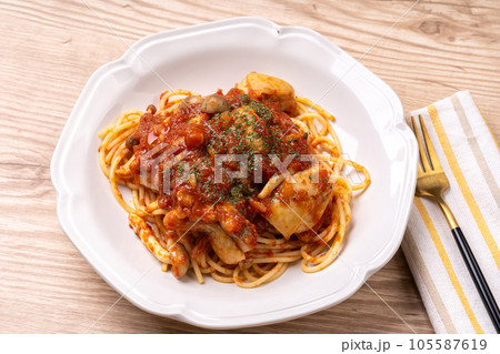 鶏のトマト煮込みパスタ 105587619