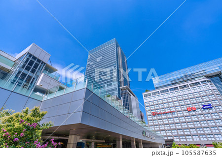 日本の東京都市景観 東京・新宿駅や高島屋などを望む＝8月 105587635