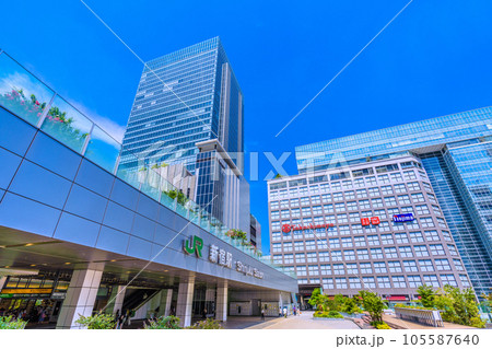 日本の東京都市景観 東京・新宿駅や高島屋などを望む＝8月 105587640