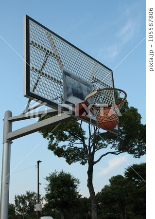 青空に映えるバスケットゴールにシュートが入った瞬間 105587806