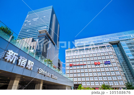 日本の東京都市景観 東京・新宿駅や高島屋などを望む＝8月 105588676