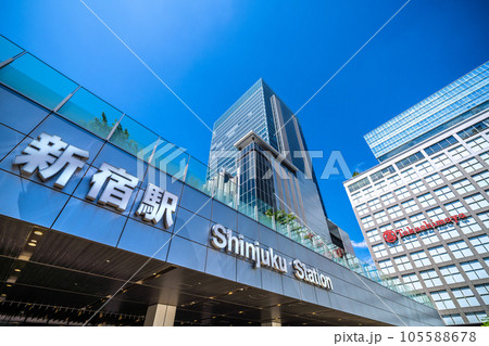 日本の東京都市景観 東京・新宿駅や高島屋などを望む＝8月 105588678