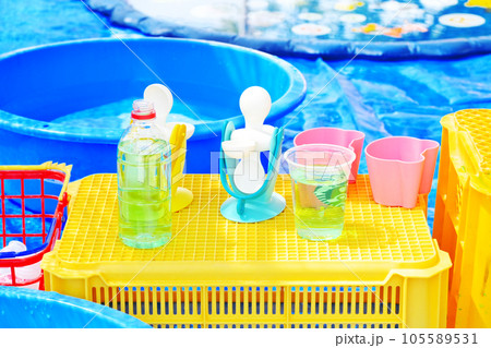 水遊びの玩具 カラフルなおもちゃ 遊び道具 イメージ素材 水遊びの玩具 カラフルなおもちゃ 遊び道具 イメージ素材 105589531