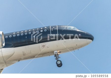 【城南島海浜公園上空から着陸態勢のスターフライヤー機】 105589558