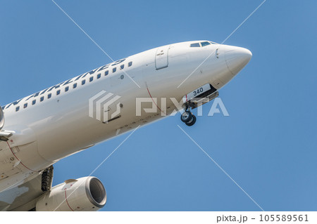 【城南島海浜公園上空から着陸態勢のJAL機】 【城南島海浜公園上空から着陸態勢のJAL機】 105589561
