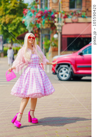 Beautiful barbie girl walking around the city Beautiful barbie girl walking around the city 105590420
