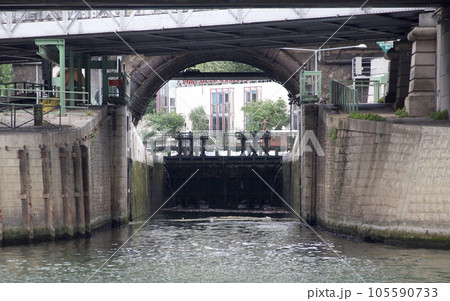 パリにあるサン・マルタン運河とセーヌ川とをつないでいるアルスナル港。画像はセーヌ川側入口すぐ入った所 パリにあるサン・マルタン運河とセーヌ川とをつないでいるアルスナル港。画像はセーヌ川側入口すぐ入った所 105590733