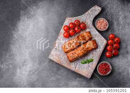 Delicious fresh grilled red fish with salt, spices and herbs 105591201