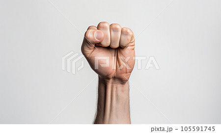 振り上げられた拳 105591745