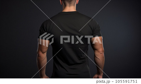 後ろ姿のマッチョな男性 105591751