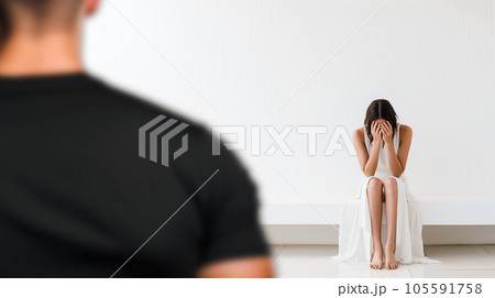 男性に見られながら泣いている女性 105591758