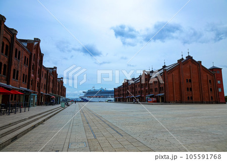 横浜赤レンガ倉庫と停泊中の豪華客船　ダイヤモンドプリンセス 105591768