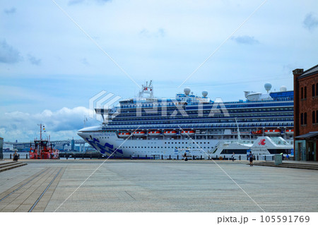 横浜赤レンガ倉庫と停泊中の豪華客船 ダイヤモンドプリンセス 横浜赤レンガ倉庫と停泊中の豪華客船 ダイヤモンドプリンセス 105591769