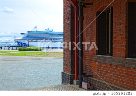横浜赤レンガ倉庫と停泊中の豪華客船　ダイヤモンドプリンセス 105591805
