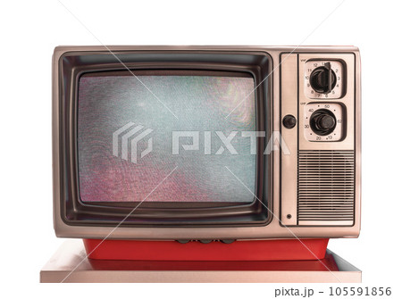 白い背景に電子ノイズの付いたプラスチック製レトロなアナログブラウン管テレビ。 白い背景に電子ノイズの付いたプラスチック製レトロなアナログブラウン管テレビ。 105591856
