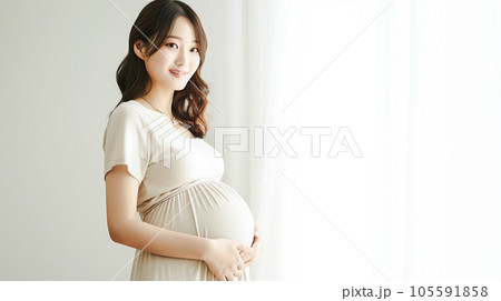 マタニティウェアを着た笑顔の妊婦 105591858