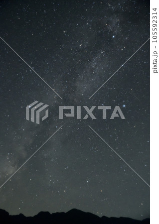 北杜市白州町、南アルプスから立上る天の川と夏の大三角 105592314