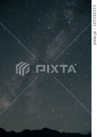 北杜市白州町、南アルプスから立上る天の川と夏の大三角 105592315