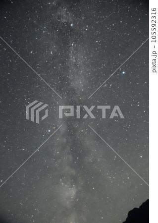 北杜市白州町、南アルプスから立上る天の川と夏の大三角 105592316