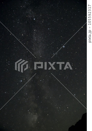 北杜市白州町、南アルプスから立上る天の川と夏の大三角 北杜市白州町、南アルプスから立上る天の川と夏の大三角 105592317