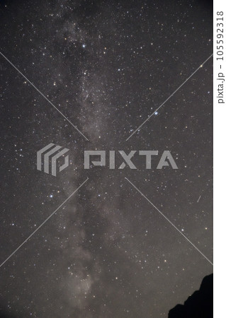 北杜市白州町、南アルプスから立上る天の川と夏の大三角 北杜市白州町、南アルプスから立上る天の川と夏の大三角 105592318